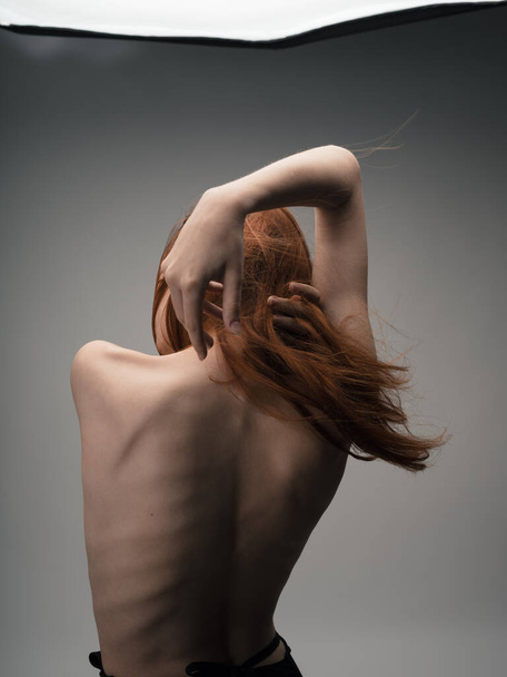 nagie rude włosy kobieta dotykając się z ręce przycięte widok z tyłu - Zdjęcie, obraz