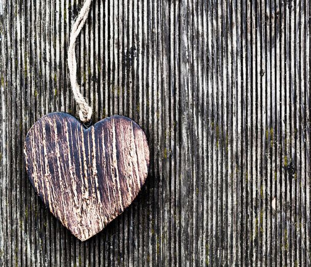 grunge ahşap plakalar üzerinde ahşap vintage kalp - Fotoğraf, Görsel