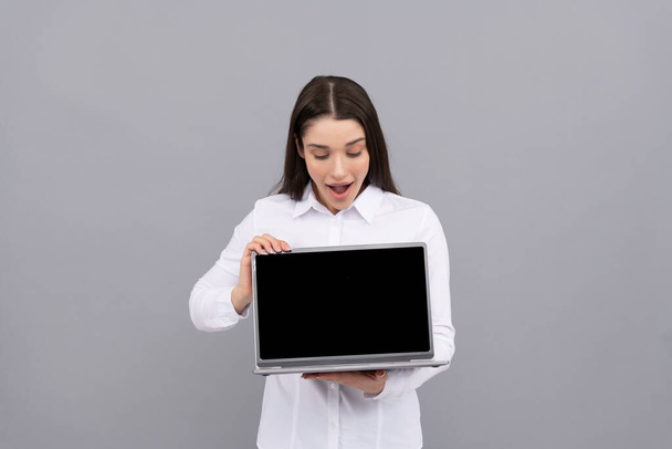 donna sorpresa in camicia bianca mostrando annuncio di computer presentazione, spazio copia, annuncio. - Foto, immagini