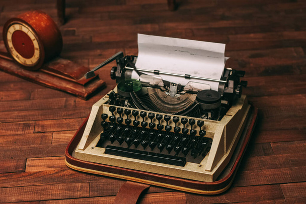 друкарська машинка ретро стиль ностальгія журналістська технологія дерев'яний фон
 - Фото, зображення