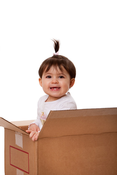 Happy baby in moving box - Foto, imagen