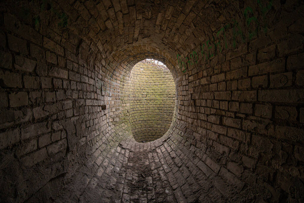 Antiguo túnel de ladrillo oval abandonado del siglo XIX en el día. Antiguo sistema de drenaje. - Foto, Imagen