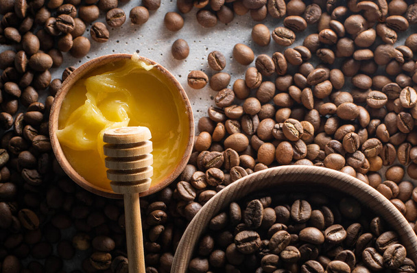 Kaffeebohnen und natürlicher Honig. - Foto, Bild