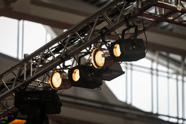 Iluminación. Proyectores en el circo. Rayos de luz blanca de proyectores de escenario en el escenario  - Foto, Imagen