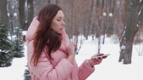 Chica pelirroja con holograma Banca en Internet - Imágenes, Vídeo