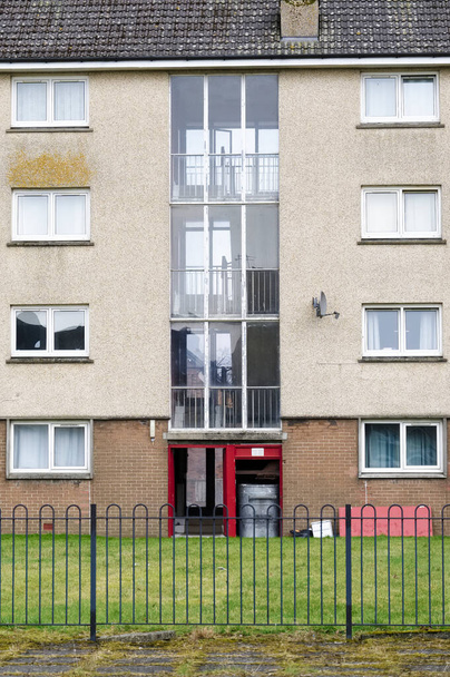 Cardonald, Glasgow 'daki yoksul konutlardaki yüksek katlı belediye dairesi. - Fotoğraf, Görsel