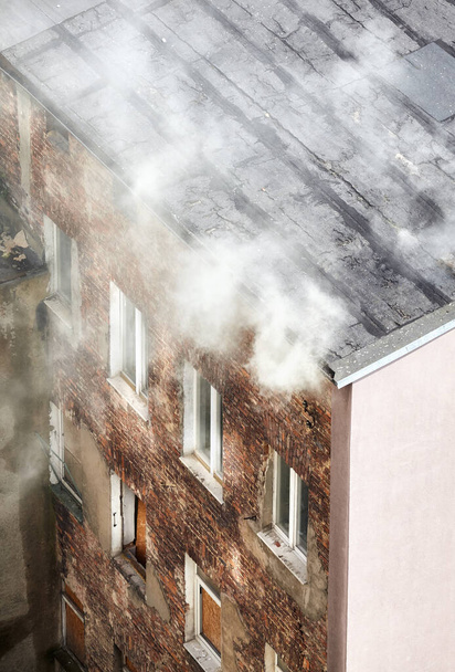 Tűz egy régi lakóház épület, kilátás felülről. - Fotó, kép