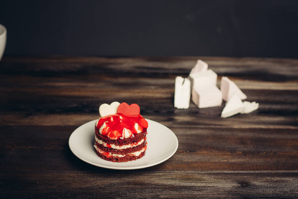 Pyöreä punainen kakku lautasella marmeladi makeisia jälkiruoka - Valokuva, kuva