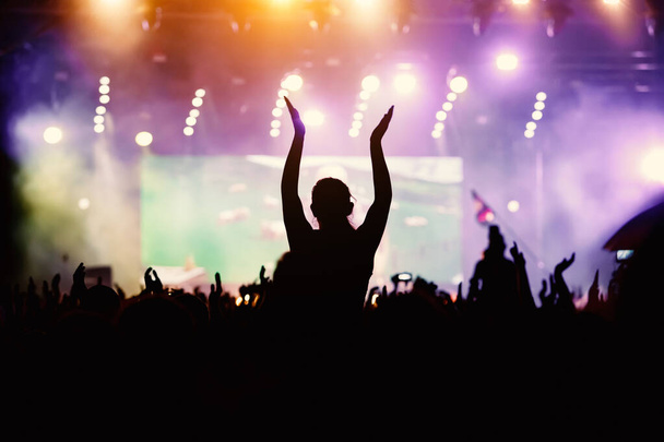 Поднятые руки в честь музыкального шоу на сцене, Люди в зале - Фото, изображение
