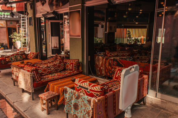Tables et canapés avec des ornements orientaux dans un café extérieur sur le trottoir à Istanbul, Turquie  - Photo, image