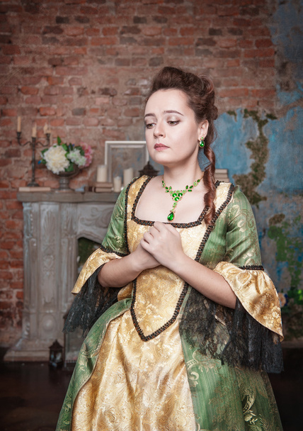 θλιβερή όμορφη γυναίκα σε μεσαιωνικό φόρεμα - Φωτογραφία, εικόνα