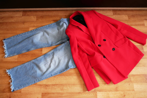 traje de mujer moderna con chaqueta roja y vaqueros azules - Foto, Imagen