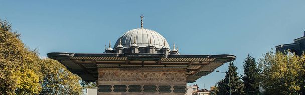 Wnętrze meczetu Fatih z niebieskim niebem w tle, Stambuł, Turcja, sztandar  - Zdjęcie, obraz