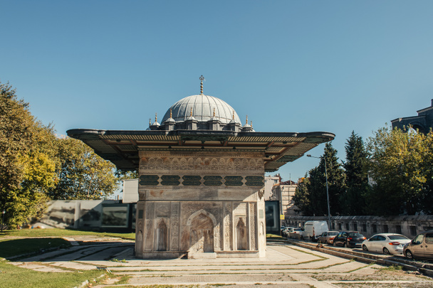 Exterior da Mesquita de Fátima com céu azul no fundo em Istambul, Turquia - Foto, Imagem