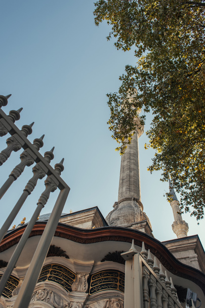 Low angle view of gate and Mihrimah Sultan Mosque with blue sky at background, Istanbul, Turkije - Foto, afbeelding
