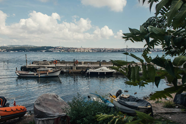 Швартованные лодки возле пирса в море Стамбула, Турция  - Фото, изображение