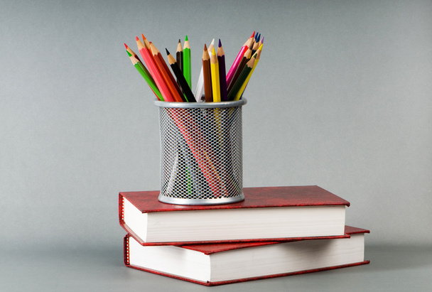 Concepto de regreso a la escuela con libros y lápices
 - Foto, Imagen
