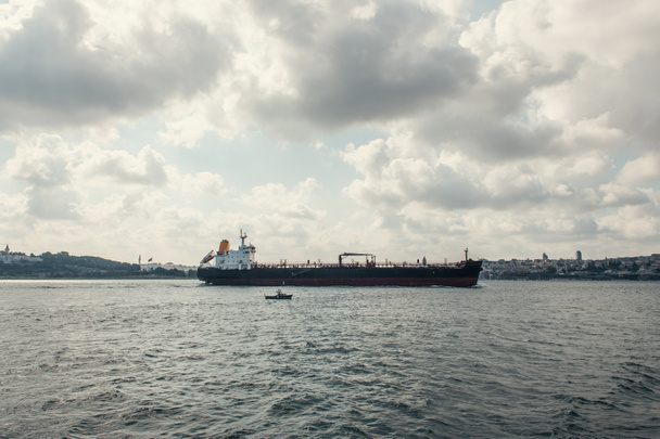 Statek towarowy na morzu z zachmurzonym niebem w tle, Stambuł, Turcja  - Zdjęcie, obraz