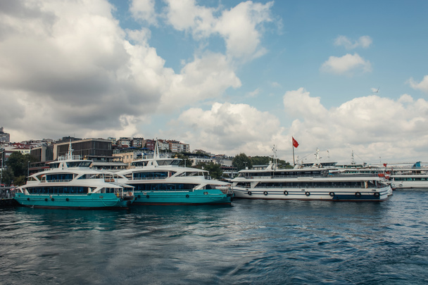 Jachty s tureckou vlajkou u pobřeží Istanbulu, Turecko  - Fotografie, Obrázek