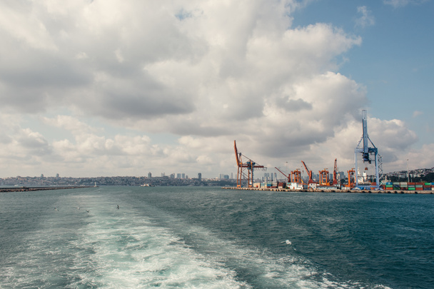 Grues du port de fret sur le front de mer à Istanbul, Turquie  - Photo, image
