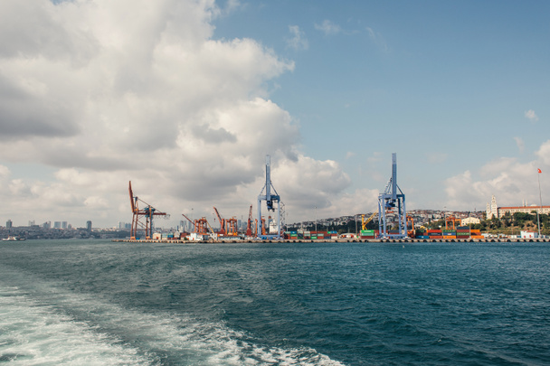 Wysokie dźwigi portu towarowego na wybrzeżu morza w Stambule, Turcja  - Zdjęcie, obraz