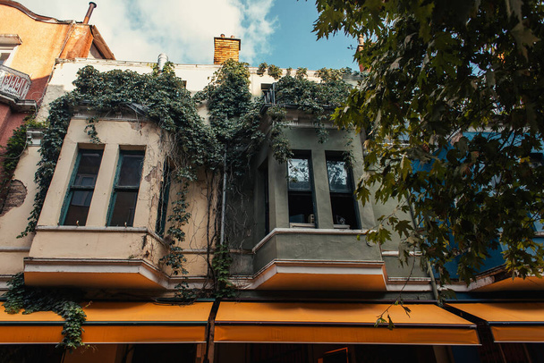 Üzemek a városi utcában lévő házak erkélyein Isztambulban, Törökországban  - Fotó, kép
