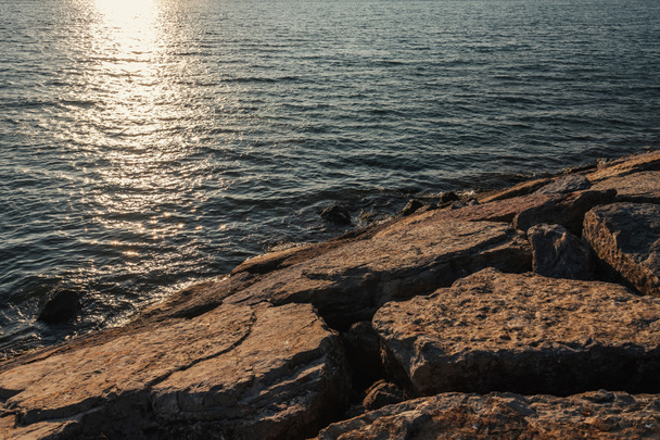 Piedras con luz solar en la costa del mar - Foto, imagen