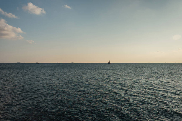 Paesaggio con nave in mare e skyline - Foto, immagini