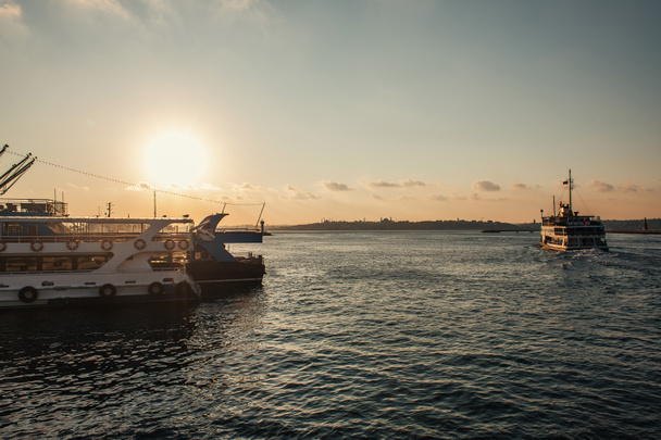 Кораблі в морі з заходом сонця на задньому плані, Стамбул, Туреччина.  - Фото, зображення