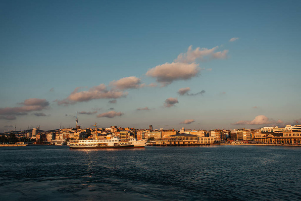 Θάλασσα και κτίρια στις ακτές της Κωνσταντινούπολης, Τουρκία  - Φωτογραφία, εικόνα