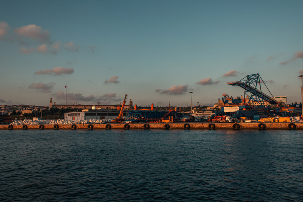 Puerto de carga con grúas en la costa del mar, Estambul, Turquía  - Foto, imagen