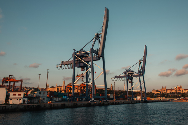 Промислові споруди в морському порту Стамбула (Туреччина).  - Фото, зображення