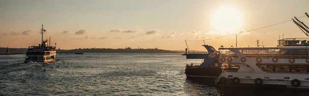 Navios no mar com céu por do sol no fundo em Istambul, Turquia, bandeira  - Foto, Imagem