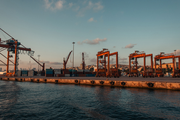 Grues industrielles dans le port maritime d'Istanbul, Turquie  - Photo, image