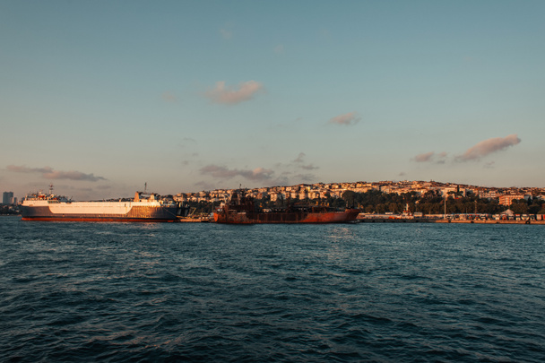 Hajók közelében tengerpart és Isztambul város naplementekor, Törökország  - Fotó, kép