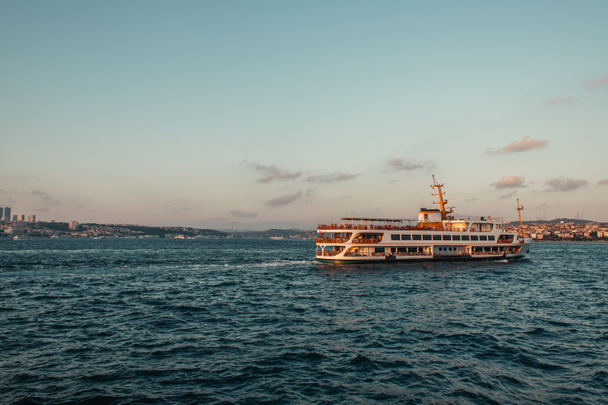 Schip in zee met lucht op de achtergrond bij zonsondergang, Istanbul, Turkije  - Foto, afbeelding