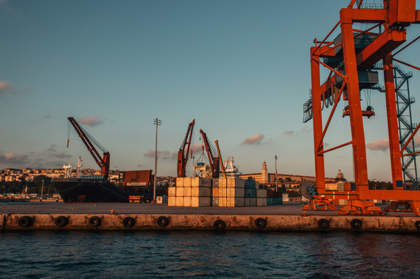 Contenedores y grúas en el puerto de carga de Estambul, Turquía  - Foto, imagen