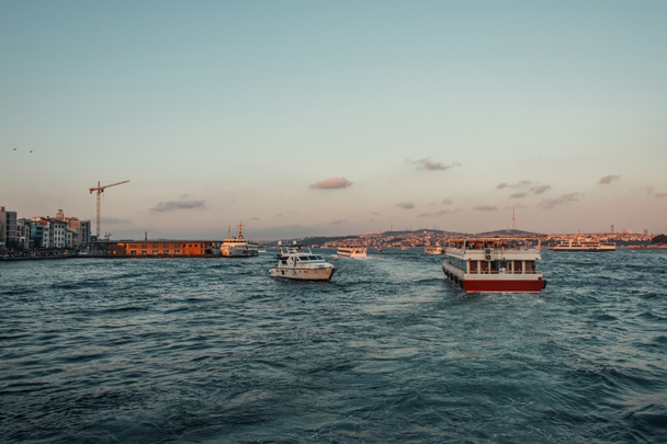 Лодки и побережье Стамбула на закате - Фото, изображение