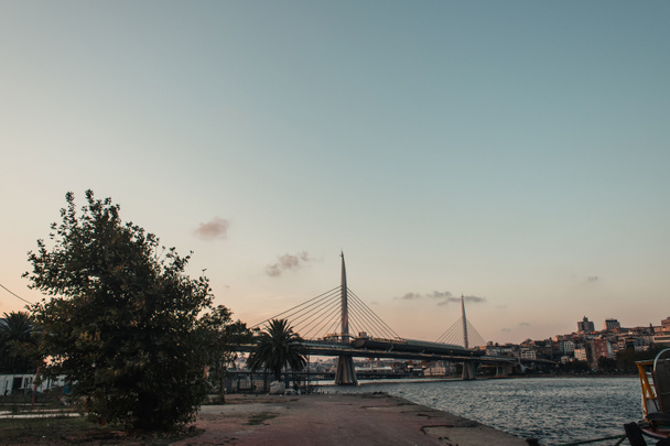 Kilátás a Golden horn metró híd és a tenger naplementekor Isztambulban, Törökországban  - Fotó, kép