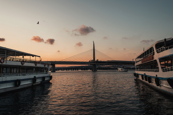 Кораблі та міст Золотий ріг на задньому плані ввечері, Стамбул, Туреччина.  - Фото, зображення