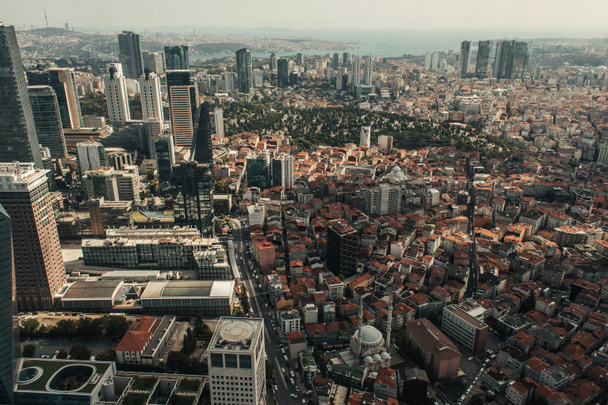 Luchtfoto van wolkenkrabbers en gebouwen op straten in Istanbul, Turkije  - Foto, afbeelding