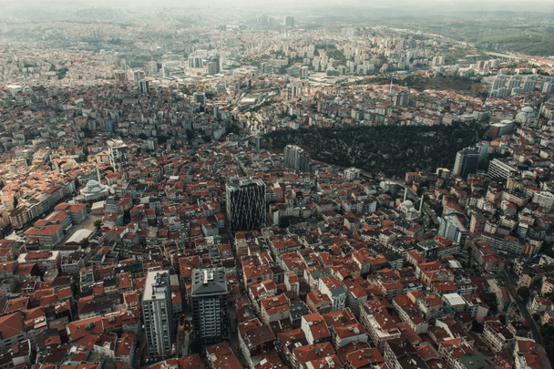 トルコ、イスタンブール市の建物や家の屋根の空中ビュー  - 写真・画像