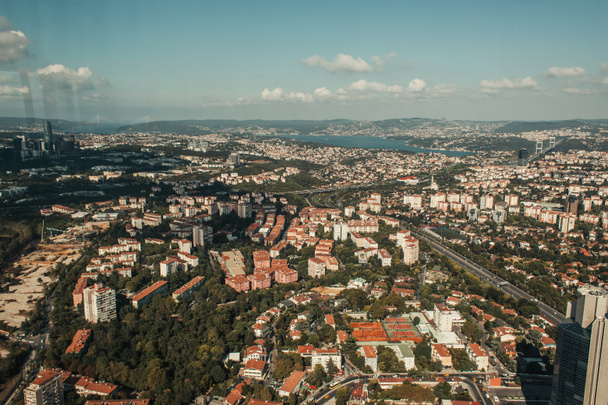 εναέρια άποψη της πόλης της Κωνσταντινούπολης με συννεφιασμένο ουρανό - Φωτογραφία, εικόνα