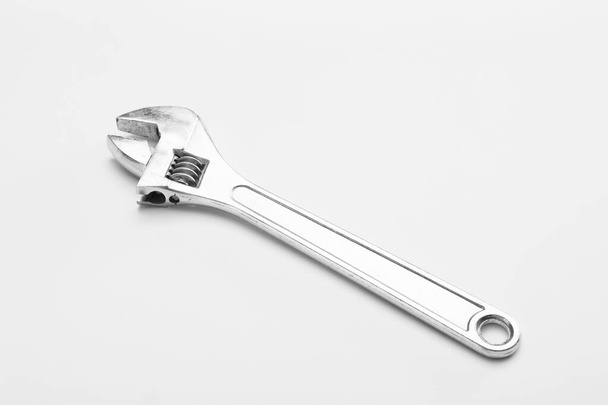 Einstellbarer Schlüssel auf weißem Hintergrund - Foto, Bild