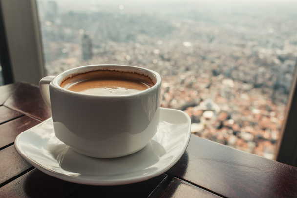 close-up zicht op koffiebeker in café met luchtfoto van Istanbul, Turkije - Foto, afbeelding