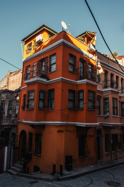 punainen, aito rakennus aidatuilla ikkunoilla ja parvekkeilla Balatin korttelissa, Istanbul, Turkki - Valokuva, kuva