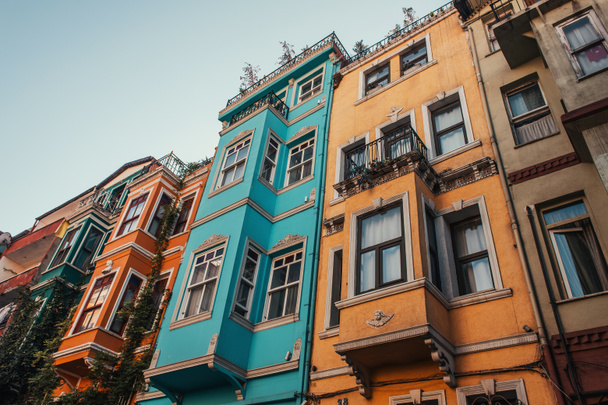 alacsony szög kilátás színes, díszített házak Balat negyed, Isztambul, Törökország - Fotó, kép