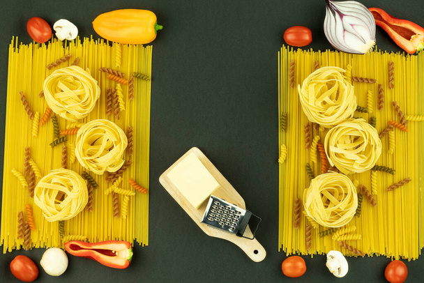Spaghettis crus et pâtes avec espace pour le texte sur un fond en bois. Sélection de pâtes séchées mélangées sur fond en bois - Photo, image