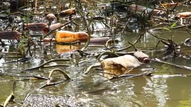 chatarra de plástico en el agua, canal rural Chiangmai Tailandia - Metraje, vídeo
