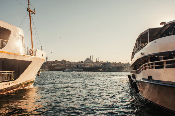 Vertäfelte Schiffe und Blick auf die Stadt vom Bosporus, Istanbul, Türkei - Foto, Bild